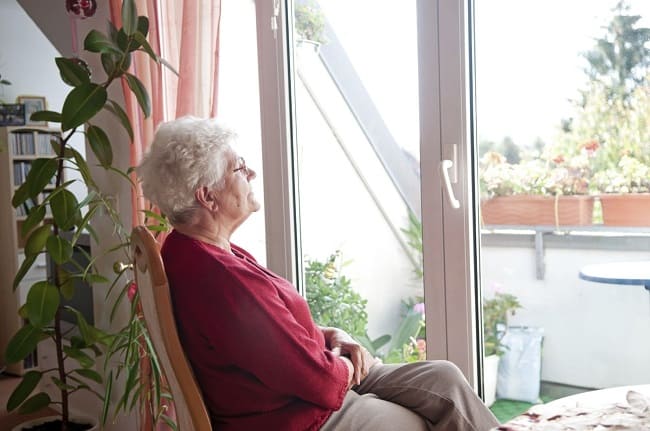 Cuidado de personas mayores: ancianos que viven solos