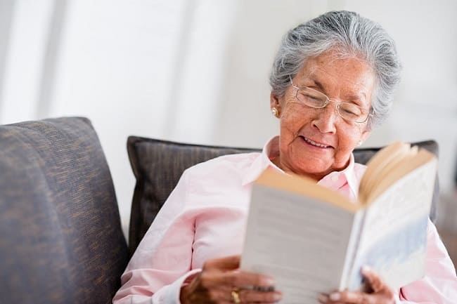 Ayuda a domicilio: beneficios de la lectura en los ancianos