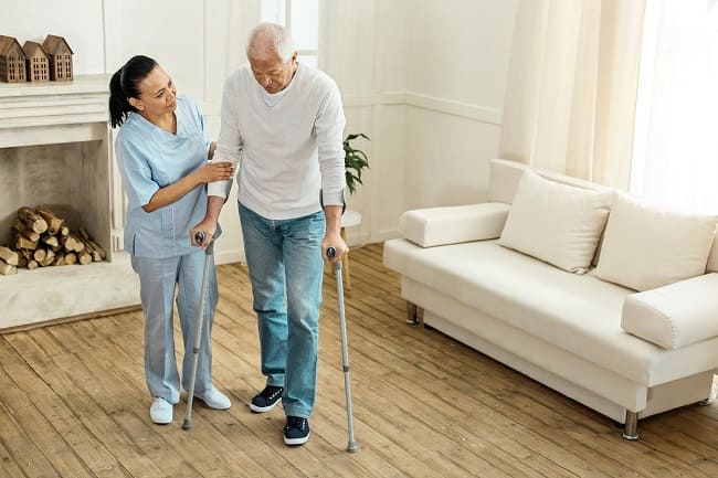 Cuidado de ancianos: asistencia por problemas de movilidad