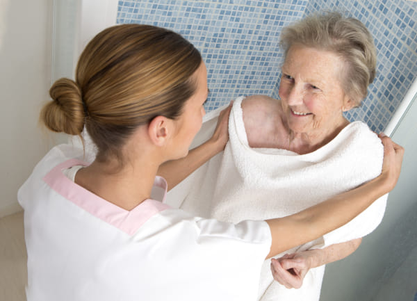 Cuidado de ancianos: el baño de un anciano encamado