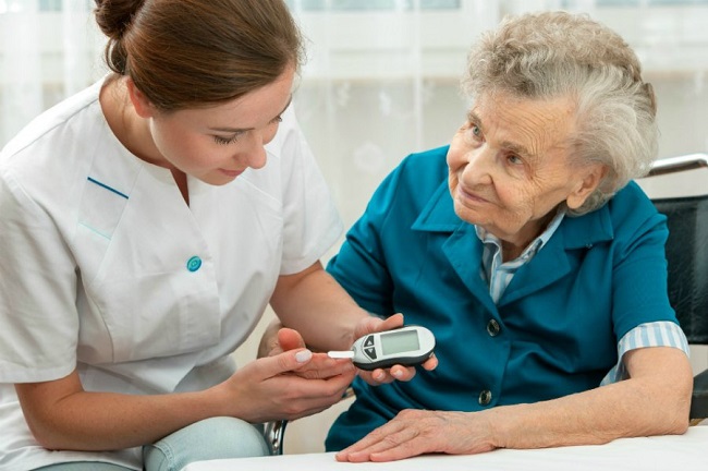 Cuidado de ancianos. Control de la diabetes en personas mayores