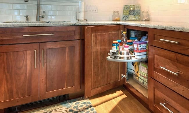 Limpieza domiciliaria: Ordenar y limpiar los armarios de la cocina