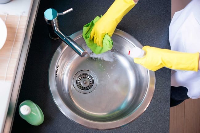 Servicio doméstico: limpiar metales adecuadamente
