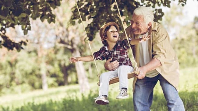 Cuidado de personas mayores: niños y ancianos en verano