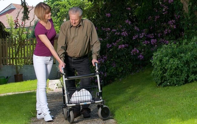 Emplear ayudas técnicas para facilitar el cuidado de ancianos