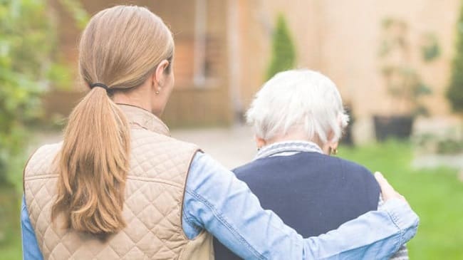 Ayuda domiciliaria: cuidado de ancianos, niños y enfermos