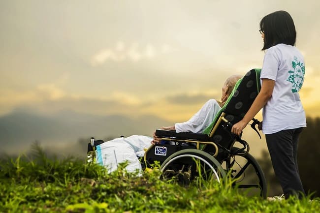 Elegir la silla de ruedas idónea para una persona dependiente