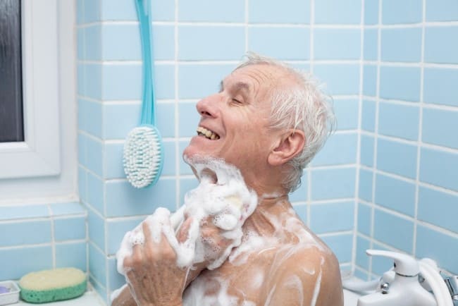 Higiene y baño en el cuidado de personas mayores