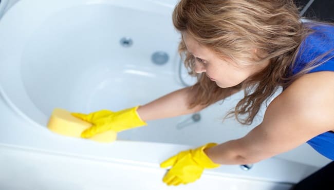 Cómo limpiar el moho en los baños