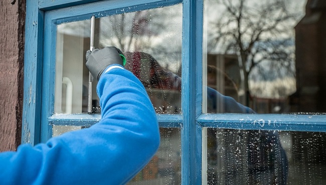 6 trucos para limpiar las ventanas de tu casa y dejarlas como un espejo