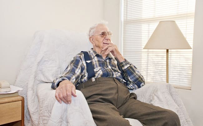 Cuidado de personas mayores: una vida en el sofá