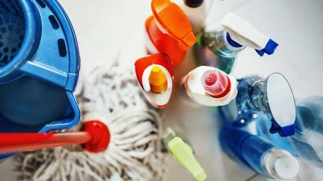 Utensilios y productos de limpieza para la limpieza del hogar