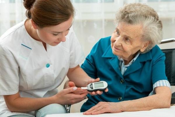 Cuidado de ancianos. Control de la diabetes en personas mayores