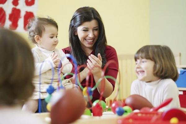 Empleadas del hogar: cuidar de los niños de noche y de día