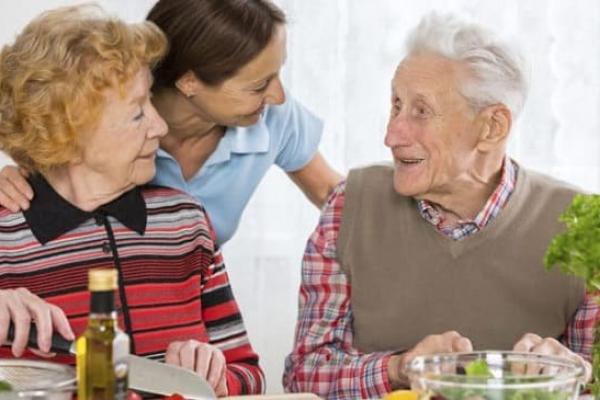 Acompañamiento de ancianos: un apoyo en fechas señaladas