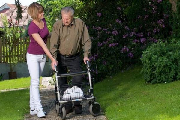 Emplear ayudas técnicas para facilitar el cuidado de ancianos