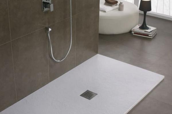 Baños adaptados con platos de ducha encastrados