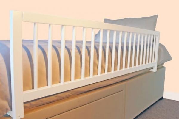 Evitar caídas usando barandillas para cama