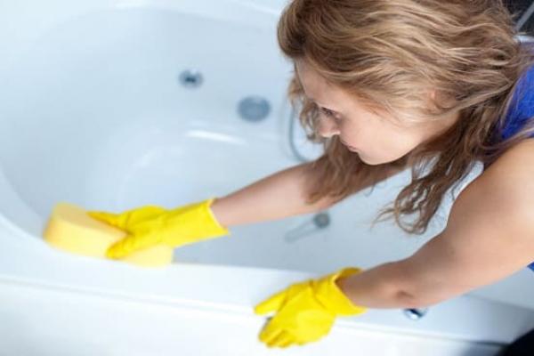 Cómo limpiar el moho en los baños