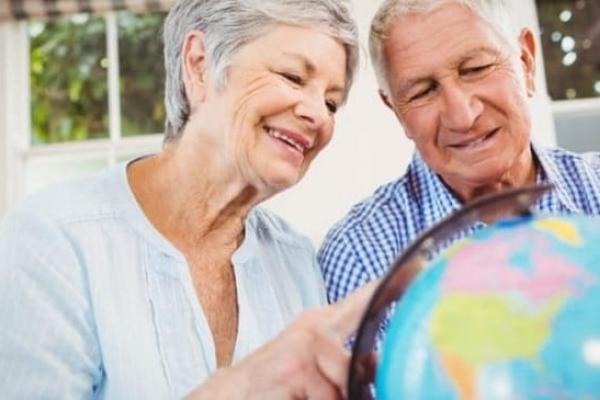 Cuidado de ancianos: las personas mayores de vacaciones