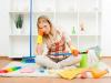 Empleadas de hogar cargadas de trabajo en limpieza doméstica